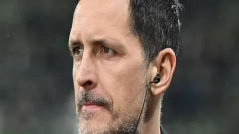 西蒙斯表现卓越，全场得28分并有双板六助两断助力球队